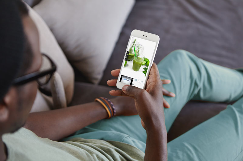 man looking at a blog on a mobile device with outstream mobile adhesion
